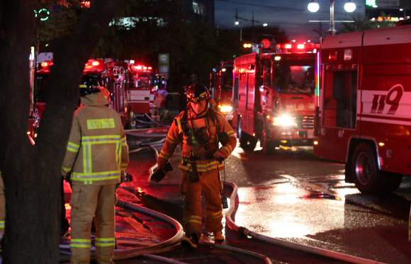 마포역 인근 화재…분주한 소방관들