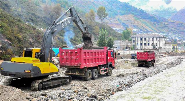 북한 노동당 기관지 노동신문은 7일 수해 복구 현장에 투입된 조선인민군 청년기동선전대를 소개했다. 사진은 선전대가 투입된 검덕지구 피해복구 건설장. 이 곳은 북한의 대표적 아연 산지로, 김정은 국무위원장이 지난달 8일 당 중앙군사위 확대회의를 열고 복구 건설을 인민군에게 위임한다고 밝힌 곳이다. 평양 노동신문=뉴스1