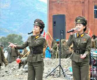 북한 노동당 기관지 노동신문은 7일 수해 복구 현장에 투입된 조선인민군 청년기동선전대를 소개했다. 신문은 이들이 “박력 있는 화선선동활동으로 검덕지구 피해복구전투장에서 연일 혁신을 일으키고 있는 군인건설자들의 혁명열, 투쟁열을 고조시키고 있다”라고 전했다. 평양 노동신문=뉴스1