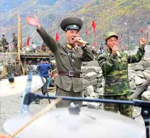 북한 노동당 기관지 노동신문은 7일 수해 복구 현장에 투입된 조선인민군 청년기동선전대를 소개했다. 신문은 “치열한 철야전이 벌어지는 공사장에서 혁명군가가 울려퍼질 때마다 군인들은 힘과 용기를 가다듬곤 한다”라고 전했다. 사진은 선전 노래를 부르고 있는 선전대의 모습.  평양 노동신문=뉴스1