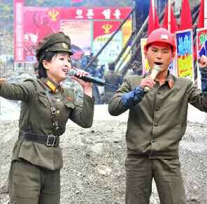 북한 노동당 기관지 노동신문은 7일 수해 복구 현장에 투입된 조선인민군 청년기동선전대를 소개했다. 신문은 “치열한 철야전이 벌어지는 공사장에서 혁명군가가 울려퍼질 때마다 군인들은 힘과 용기를 가다듬곤 한다”라고 전했다. 사진은 선전 노래를 부르고 있는 선전대의 모습.  평양 노동신문=뉴스1