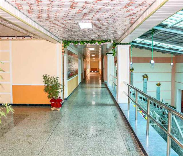 북한 노동당 기관지 노동신문은 7일 “얼마 전 강계편직공장의 새로 꾸린 노동자 합숙에서 새집들이 경사가 있었다”면서 관련 사진을 공개했다. 신문은 도당위원회의 지원으로 두 달 남짓한 기간에 노동자 합숙이 일떠섰다고 설명했다. 사진은 강계편직공장 합숙소 내부 모습.  평양 노동신문=뉴스1