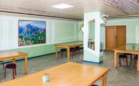 북한 노동당 기관지 노동신문은 7일 “얼마 전 강계편직공장의 새로 꾸린 노동자 합숙에서 새집들이 경사가 있었다”면서 관련 사진을 공개했다. 신문은 도당위원회의 지원으로 두 달 남짓한 기간에 노동자 합숙이 일떠섰다고 설명했다. 사진은 강계편직공장 합숙소 내부 모습.  평양 노동신문=뉴스1