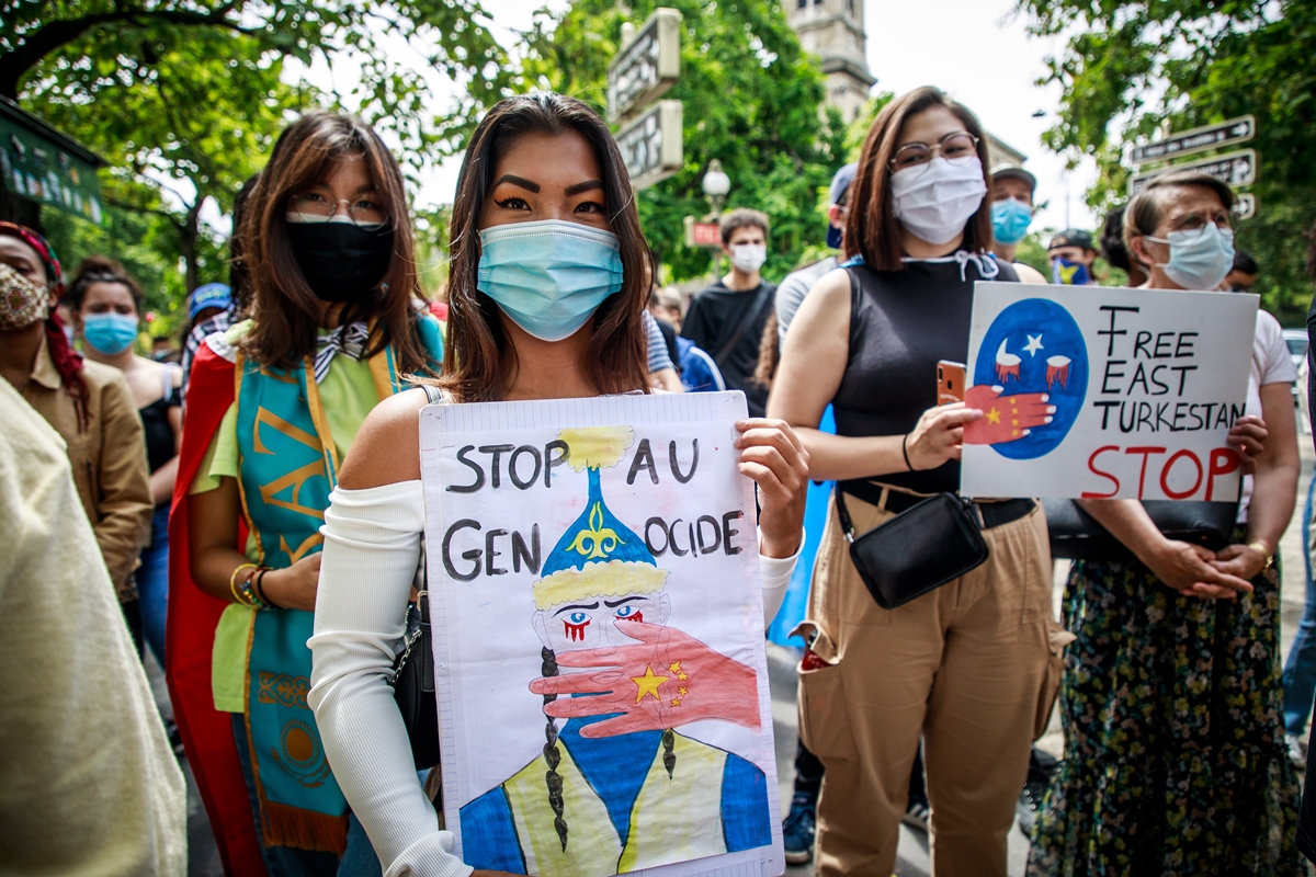 프랑스 파리에 있는 중국 대사관 앞에서 중국의 소수민족 탄압을 주장하며 규탄하는 시위대.  EPA 연합뉴스