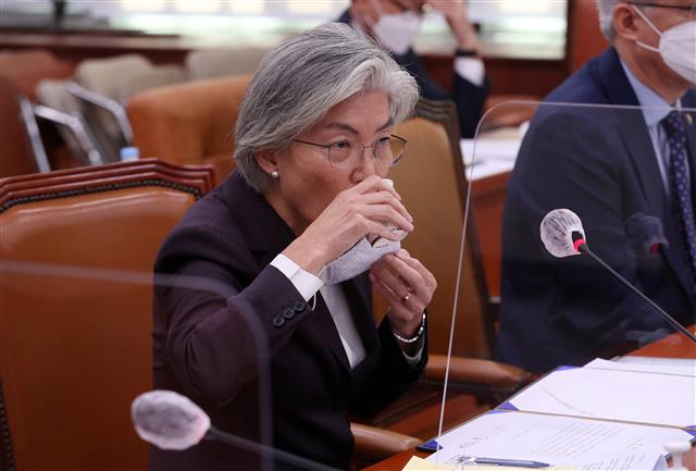 강경화 외교부 장관이 7일 오전 서울 여의도 국회 외교통일위원회에서 열린 외교부에 대한 국정감사에 출석해 물을 마시고 있다. 2020.10.07 뉴스1