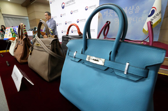 7일 오전 서울 강남구 서울본부세관에서 손문갑 조사1국장이 특S급 짝퉁 가방 등 위조 명품을 제작해 판매한 남매 밀수업자 검거와 관련해 브리핑하고 있다. 이 남매가 제작해 국내로 유통한 위조 가방, 신발, 장신구 등은 정품 시가로 따지면 290억원에 달했다. 2020.10.7  연합뉴스