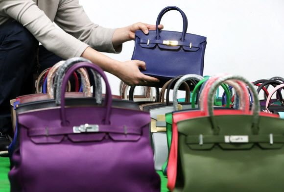 7일 오전 서울 강남구 서울본부세관에서 한 직원이 ‘특S급’ 짝퉁 압수품을 공개하고 있다. 서울본부세관은 고가 브랜드 위조품을 중국에서 직접 제작해 국내로 불법 유통한 남매 일당을 검거해 검찰에 넘겼다고 이날 밝혔다. 이 남매가 제작해 국내로 유통한 위조 가방, 신발, 장신구 등은 정품 시가로 따지면 290억원에 달했다. 2020.10.7  연합뉴스