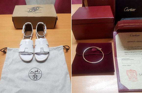 서울본부세관이 고가 브랜드 위조품을 중국에서 직접 제작해 국내로 불법 유통한 밀수총책 A(38)와 국내 배송책 B(36)를 관세법, 상표법, 범죄수익 은닉의 규제 및 처벌 등에 관한 법률 위반 혐의로 검거해 검찰에 넘겼다고 7일 발표했다.  사진은 서울세관이 밀수범으로부터 압수한 ‘특S급’ 짝퉁 신발·장신구. 2020.10.7 서울세관 제공