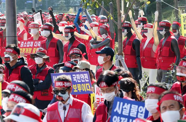 전국 시설물유지관리사업자 관계자들이 7일 정부세종청사 국토교통부 앞에서 마네킹을 이용한 ‘시설물유지관리업종 폐지 반대 집회’를 하고 있다.  집회 관계자들은 코로나19 확산방지를 위해 집합규모를 최소화기 위해 마네킹을 동원하는 등 이색 집회를 가졌다. 2020.10.7 뉴스1