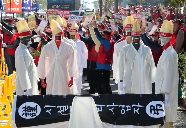 전국 시설물유지관리사업자 관계자들이 7일 정부세종청사 국토교통부 앞에서 마네킹을 이용한 ‘시설물유지관리업종 폐지 반대 집회’를 하고 있다.  집회 관계자들은 코로나19 확산방지를 위해 집합규모를 최소화기 위해 마네킹을 동원하는 등 이색 집회를 가졌다. 2020.10.7 뉴스1
