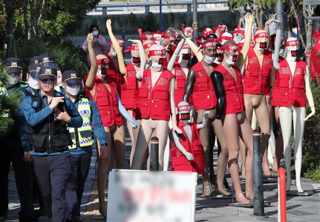 전국 시설물유지관리사업자 관계자들이 7일 정부세종청사 국토교통부 앞에서 마네킹을 이용한 ‘시설물유지관리업종 폐지 반대 집회’를 하고 있다.  집회 관계자들은 코로나19 확산방지를 위해 집합규모를 최소화기 위해 마네킹을 동원하는 등 이색 집회를 가졌다. 2020.10.7 뉴스1