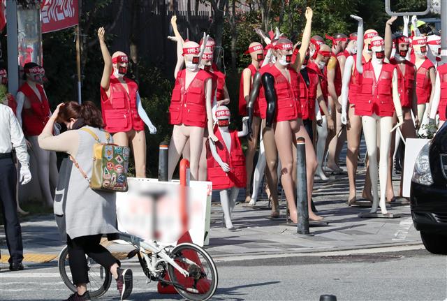 전국 시설물유지관리사업자 관계자들이 7일 정부세종청사 국토교통부 앞에서 마네킹을 이용한 ‘시설물유지관리업종 폐지 반대 집회’를 하고 있다.  집회 관계자들은 코로나19 확산방지를 위해 집합규모를 최소화기 위해 마네킹을 동원하는 등 이색 집회를 가졌다. 2020.10.7 뉴스1
