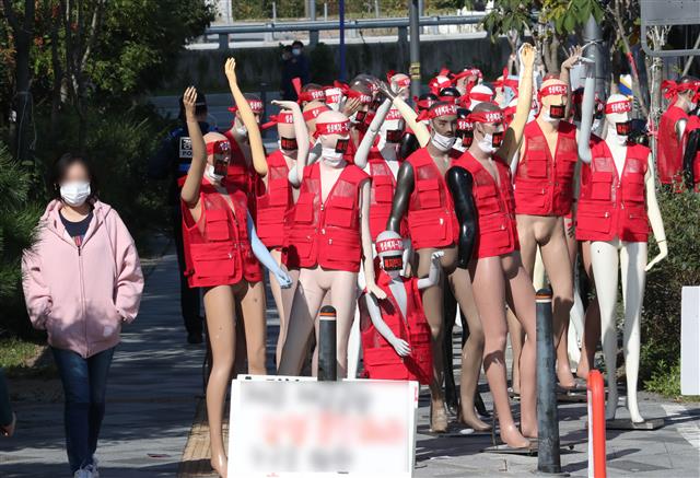 전국 시설물유지관리사업자 관계자들이 7일 정부세종청사 국토교통부 앞에서 마네킹을 이용한 ‘시설물유지관리업종 폐지 반대 집회’를 하고 있다.  집회 관계자들은 코로나19 확산방지를 위해 집합규모를 최소화기 위해 마네킹을 동원하는 등 이색 집회를 가졌다. 2020.10.7 뉴스1