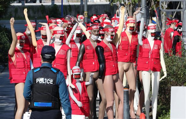 전국 시설물유지관리사업자 관계자들이 7일 정부세종청사 국토교통부 앞에서 마네킹을 이용한 ‘시설물유지관리업종 폐지 반대 집회’를 하고 있다.  집회 관계자들은 코로나19 확산방지를 위해 집합규모를 최소화기 위해 마네킹을 동원하는 등 이색 집회를 가졌다. 2020.10.7 뉴스1