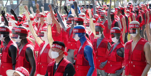 전국 시설물유지관리사업자 관계자들이 7일 오전 세종시 정부세종청사 국토교통부 앞에서 ‘시설물유지관리업종 폐지 반대’ 집회를 하며 마네킹을 이용하고 있다.  집회 괸계자는 코로나19 확산방지를 위해 전국적으로 집합규모를 최소화함에 따라 마네킹을 사용했다고 설명했다. 2020.10.7  연합뉴스