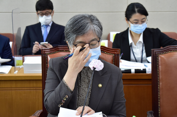 정은경 질병관리청장이 7일 서울 여의도 국회 본관 보건복지위원회의실에서 열린 보건복지부-질병관리청 등 2020 국정감사에서 안경을 고쳐쓰고 있다.2020. 10. 7  김명국 선임기자 daunso@seoul.co.kr