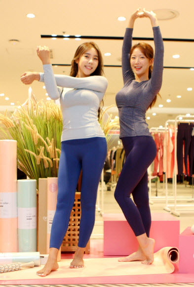 7일 서울 롯데백화점 소공동 본점 ‘안다르’ 매장에서 모델이 행사 상품을 입고 포즈를 취하고 있다. 롯데백화점은 오는 11일까지 소공동 본점에서 ‘안다르 홈 트레이닝 행사’를 진행한다. 2020.10.7  롯데쇼핑 제공