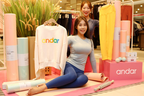 7일 서울 롯데백화점 소공동 본점 ‘안다르’ 매장에서 모델이 행사 상품을 입고 포즈를 취하고 있다. 롯데백화점은 오는 11일까지 소공동 본점에서 ‘안다르 홈 트레이닝 행사’를 진행한다. 2020.10.7  롯데쇼핑 제공