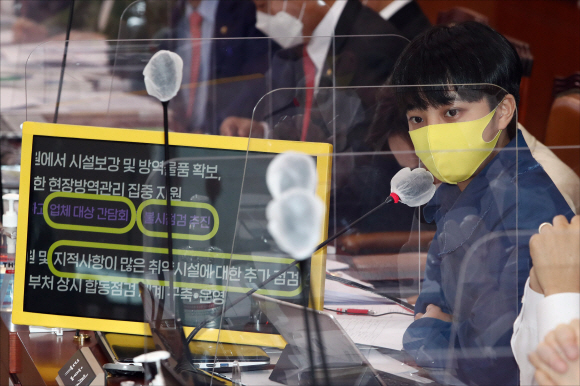 류호정 정의당 의원이 7일 오후 서울 여의도 국회에서 열린 국회 산업통상자원중소벤처기업위원회의 산업통상자원부에 대한 2020년 국정감사에서 질의를 하고 있다.2020. 10. 7  김명국 선임기자 daunso@seoul.co.kr