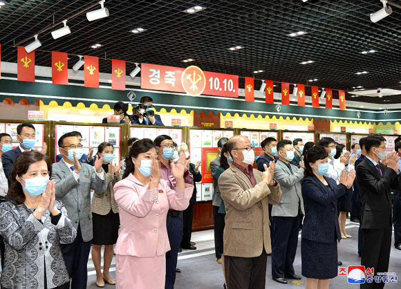 6일 평양 조선우표박물관에서 ‘위대한 향도, 백전백승의 75년’을 주제로 노동당 창건 75주년 기념 우표 전람회가 개막했다고 조선중앙통신이 7일 보도했다. 16일까지 열리는 전람회에는 우표 1천여 종과 우표수집 애호가의 출품작이 전시된다.  조선중앙통신 홈페이지 캡처