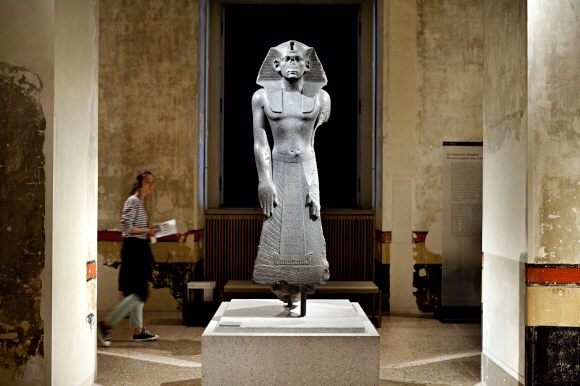 신박물관에선 다양한 조각과 파피루스 등 광범위한 이집트 유물 컬렉션과 만날 수 있다.