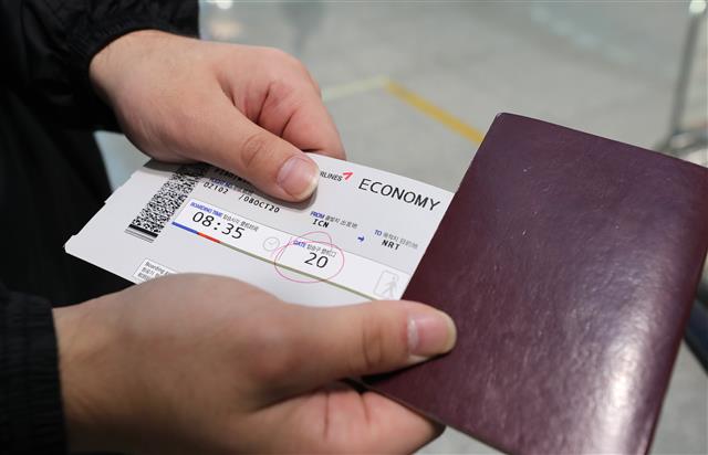 ‘한일 기업인 특별입국 절차’ 시행일인 8일 인천 중구 인천국제공항 제1여객터미널 출국장에서 한 승객들이 도쿄/나리타 비행 티켓을 보여주고 있다. 외교부에 따르면 한일 양국은 ‘한일 기업인 특별입국절차’에 합의했다. 우리 기업인들이 ‘비즈니스 트랙’ 제도를 이용하면, 일본 입국 후 14일 격리 없이 경제활동을 할 수 있다. 2020.10.8 뉴스1