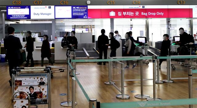 ‘한일 기업인 특별입국 절차’ 시행일인 8일 인천 중구 인천국제공항 제1여객터미널 출국장에서 승객들이 도쿄/나리타 비행편 탑승을 위해 출국 수속을 밟고 있다. 외교부에 따르면 한일 양국은 ‘한일 기업인 특별입국절차’에 합의했다. 우리 기업인들이 ‘비즈니스 트랙’ 제도를 이용하면, 일본 입국 후 14일 격리 없이 경제활동을 할 수 있다. 2020.10.8 뉴스1