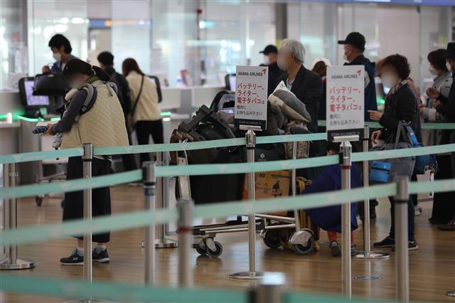 ‘한일 기업인 특별입국 절차’ 시행일인 8일 승객들이 인천 중구 인천국제공항 제1여객터미널 출국장에서 도쿄/나리타 출국 절차를 밟고 있다. 외교부에 따르면 한일 양국은 ‘한일 기업인 특별입국절차’에 합의했다. 우리 기업인들이 ‘비즈니스 트랙’ 제도를 이용하면, 일본 입국 후 14일 격리 없이 경제활동을 할 수 있다. 2020.10.8 뉴스1