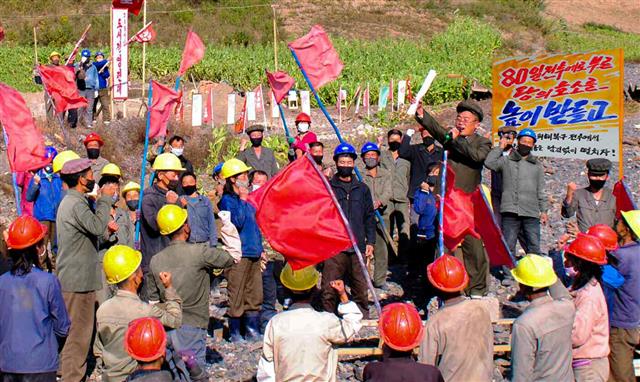북한 노동당 기관지 노동신문은 8일 “당 제8차 대회를 높은 정치적 열의와 노력적 성과로 맞이하기 위하여 연말까지 80일 전투를 벌리기로 하였다”라며 함경도 수해복구 현장에 나가 있는 216사단을 조명했다. 김금철 216사단 성?중앙기관 여단장은 “지금 우리 여단 앞에는 맡은 살림집 건설을 다그쳐 피해지역 인민들에게 하루빨리 행복한 삶의 보금자리를 안겨주어야 할 과업이 나서고 있다”라며 “우리는 80일 전투의 하루하루를 기적과 위훈 창조의 순간으로 이어나가겠다”라고 목소리를 높였다. 평양 노동신문=뉴스1