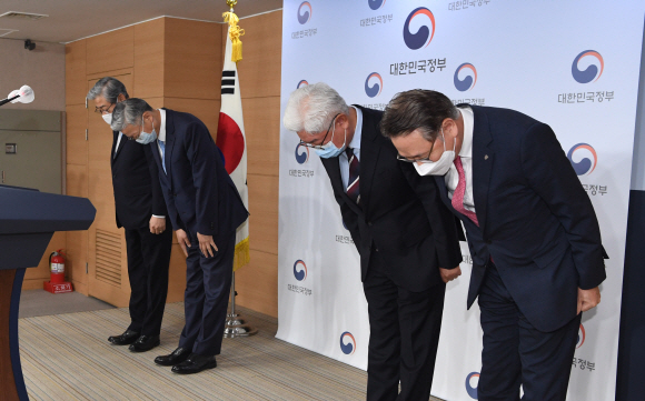 김영훈 고려대의료원장을 비롯한 주요 병원장들이 8일 서울 종로구 정부서울청사에서 의과대학 본과 4학년생들의 의사 국가고시 미응시 문제와 관련해 사과 성명을 발표하고 고개숙여 사과하고 있다. 왼쪽부터 윤동섭 연세대의료원장, 김연수 서울대학병원장, 김영모 인하대의료원장, 김영훈 고려대의료원장.  2020. 10. 8  박윤슬 기자 seul@seoul.co.kr