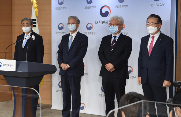김영훈 고려대의료원장을 비롯한 주요 병원장들이 8일 서울 종로구 정부서울청사에서 의과대학 본과 4학년생들의 의사 국가고시 미응시 문제와 관련해 사과 성명을 발표하고 있다. 왼쪽부터 윤동섭 연세대의료원장, 김연수 서울대학병원장, 김영훈 고려대의료원장, 김영모 인하대 의료원장. 2020. 10. 8  박윤슬 기자 seul@seoul.co.kr