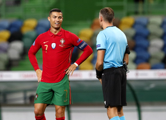 포르투갈 대표팀의 크리스티아누 호날두가 8일 새벽 열린 스페인과의 친선 경기에서 심판과 이야기를 나누고 있다. AP 연합뉴스.