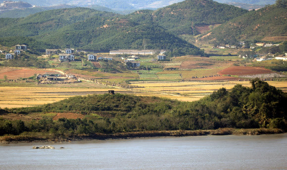 북한 당 창건 75주년 기념일을 이틀 앞둔 8일 오후 파주 오두산통일전망대에서 바라본 북한 황해북도 개풍군 일대의 모습. 2020.10.8  연합뉴스