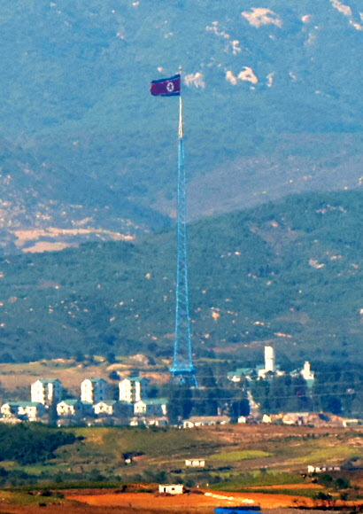 북한 당 창건 75주년 기념일을 이틀 앞둔 8일 오후 파주 오두산통일전망대에서 바라본 북한 기정동 마을에 인공기가 펄럭이고 있다. 2020.10.8  연합뉴스