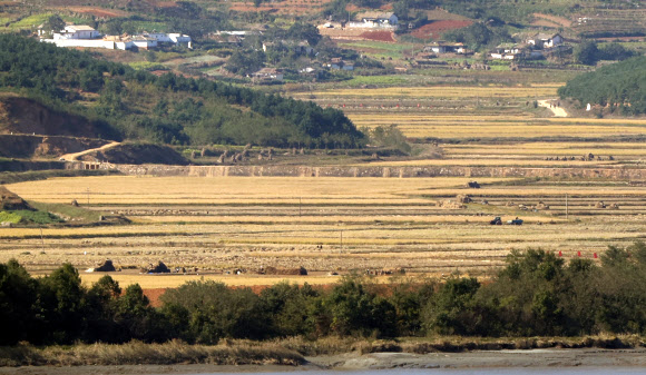 북한 당 창건 75주년 기념일을 이틀 앞둔 8일 오후 파주 오두산통일전망대에서 바라본 북한 황해북도 개풍군 일대의 모습. 2020.10.8  연합뉴스