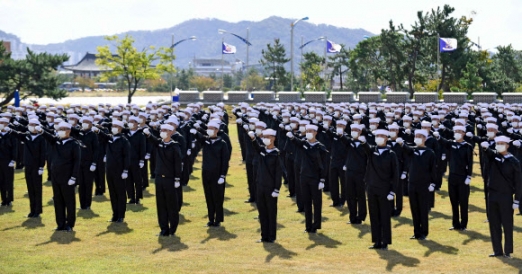 8일 경남 창원시 진해구 해군교육사령부 연병장에서 해군병 669기 수료식이 거행되고 있다. 해군병 669기는 자진 입대한 이중국적자와 배우 박보검이 있어 화제가 됐다. 2020.10.8 해군 제공=연합뉴스