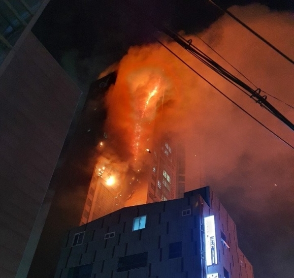 울산 33층 주상복합서 대형 화재 발생…수백명 대피중