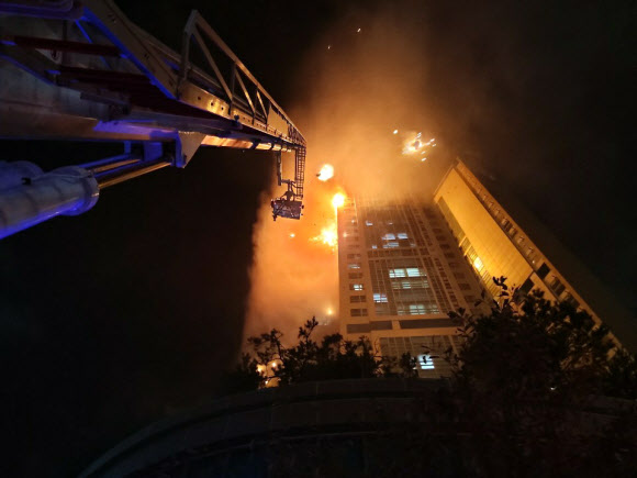 8일 오후 11시 7분쯤 남구 달동 주상복합건물 삼환아르누보에서 불이 나 주민 수백명이 대피했다. 연합뉴스