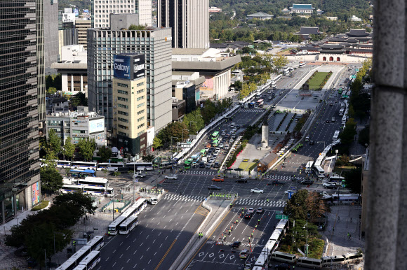 한글날인 9일 서울 광화문 도로에 돌발적인 집회·시위 등을 차단하기 위한 경찰 버스가 줄지어 서 있다. 연합뉴스
