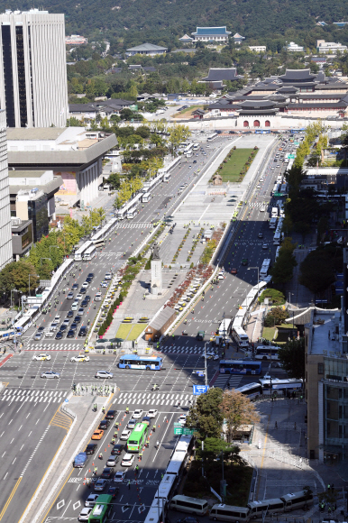 한글날인 9일 서울 광화문 도로에 돌발적인 집회·시위 등을 차단하기 위한 경찰 버스가 줄지어 서 있다. 2020.10.9  정연호 기자 tpgod@seoul.co.kr