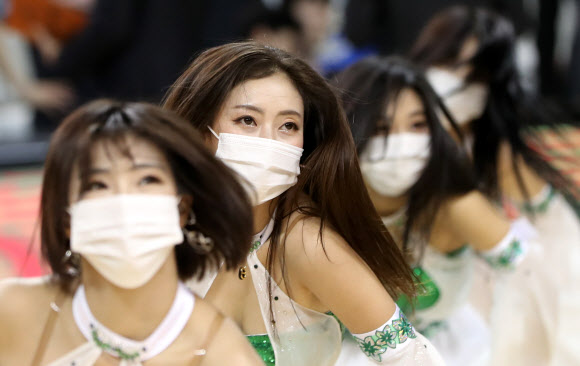 치어리더도 마스크 필수