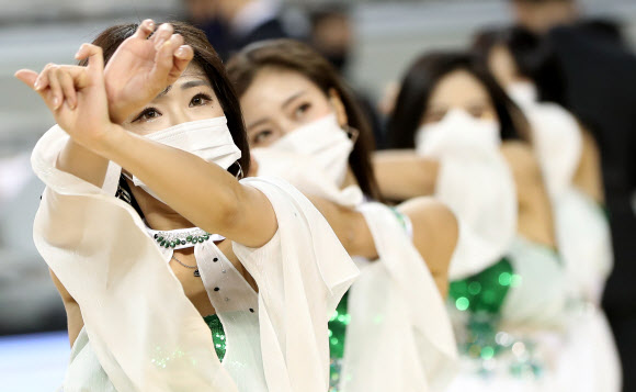 치어리더도 마스크 필수