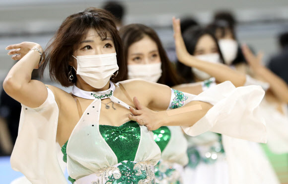 치어리더도 마스크 필수