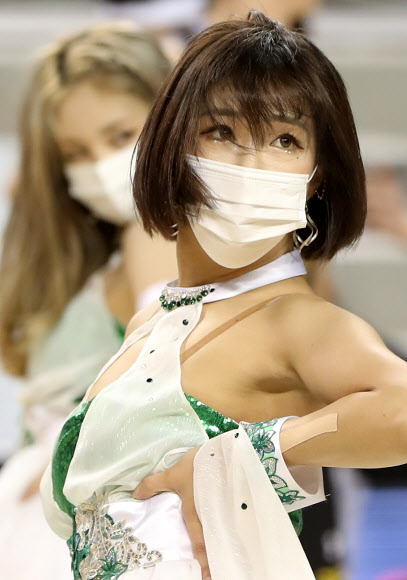 치어리더도 마스크 필수