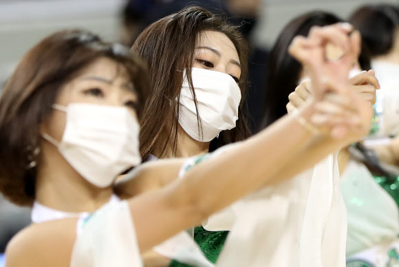 치어리더도 마스크 필수