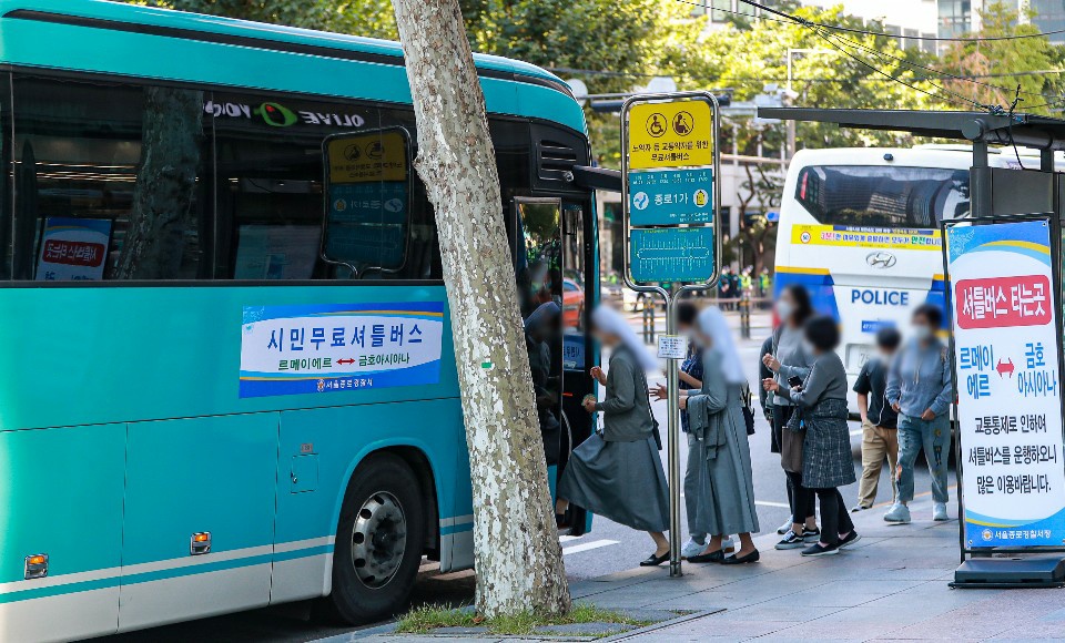 경찰이 시민불편을 줄이기 위해 제공한 무료 셔틀버스. <서울지방경찰청 제공>