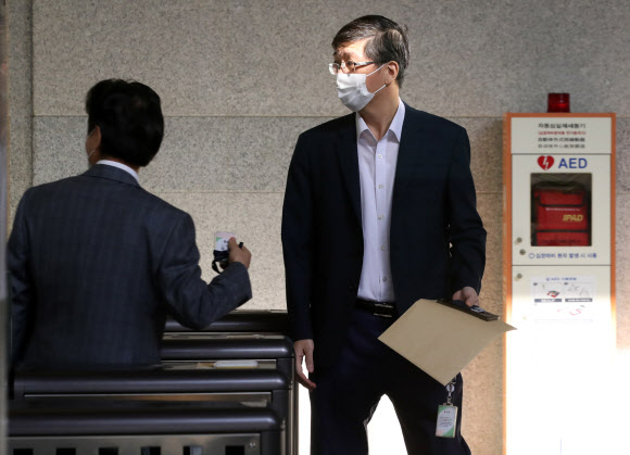 검찰 조사 위해 이동하는 김홍걸