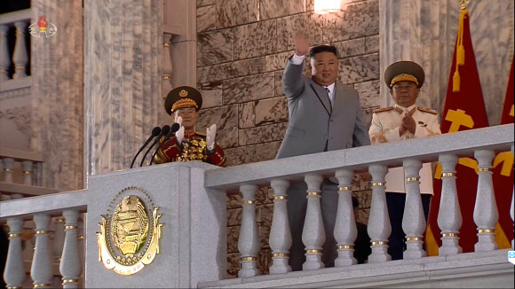 북한이 10일 노동당 창건 75주년을 맞아 열병식을 열었다고 조선중앙TV가 보도했다. 김정은 국무위원장이 연설에 앞서 광장에 모든 시민들에게 손을 들어 인사하고 있다. [조선중앙TV 화면]