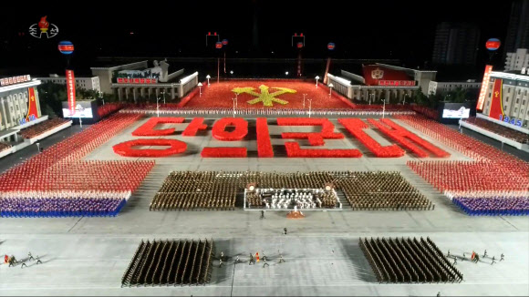 북한, 당창건 75주년 열병식에서 표현한 ‘당의 군대’