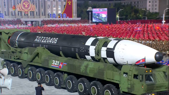 북한, 당 창건일 열병식서 신형 ICBM 공개